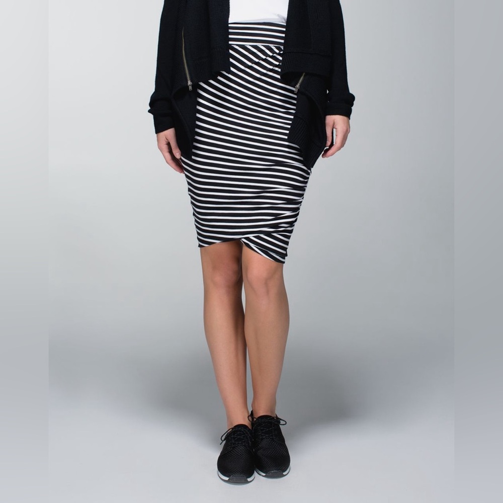 Lululemon Anytime Skirt Deenie Stripe White Black Size 6